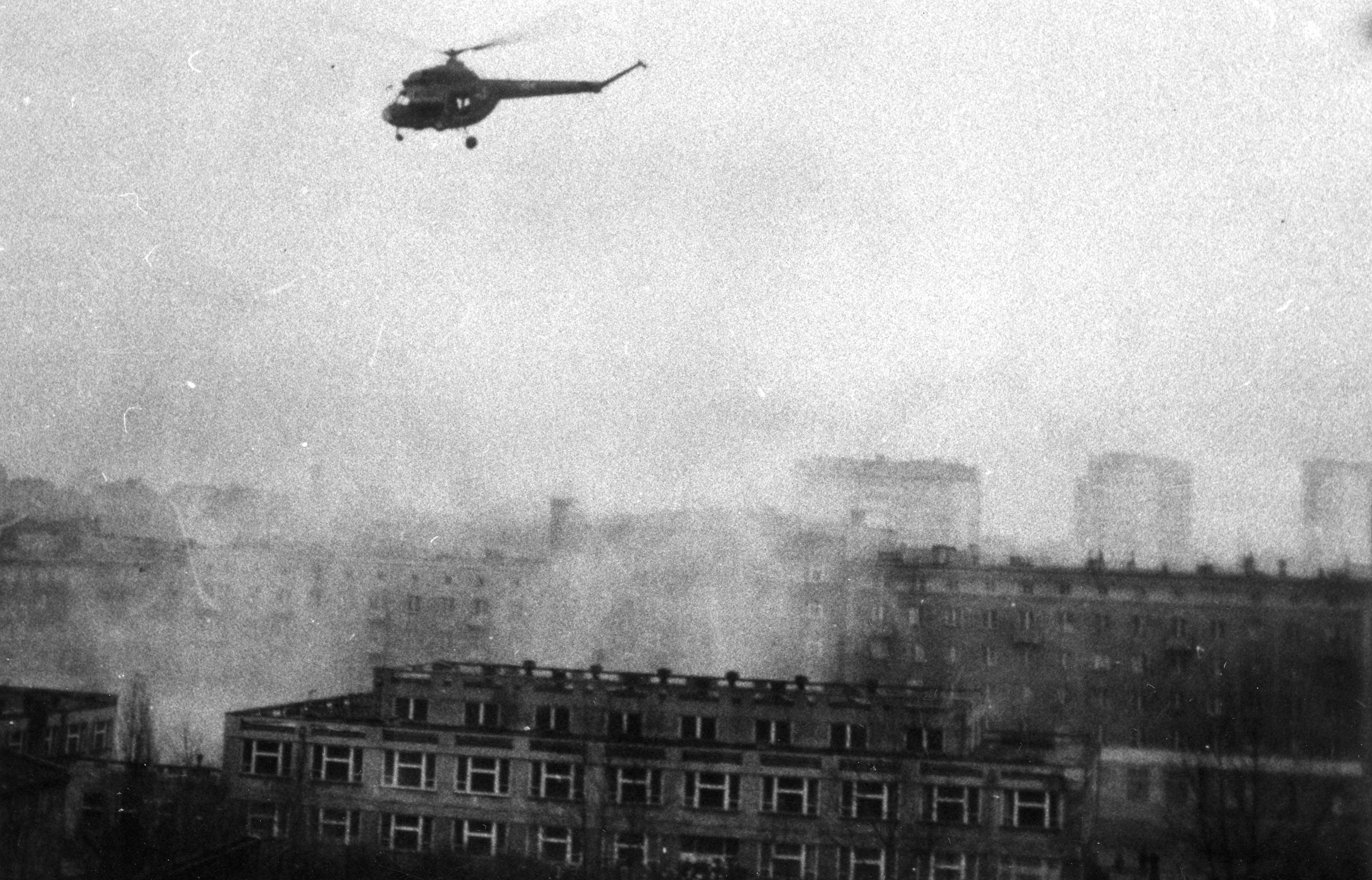 Helikopter unoszący się nad rejonem ulicy Władysława IV w Gdyni. Budynek na dole kadru to Szkoła Podstawowa nr 14 // źr&oacute;dło: IPN