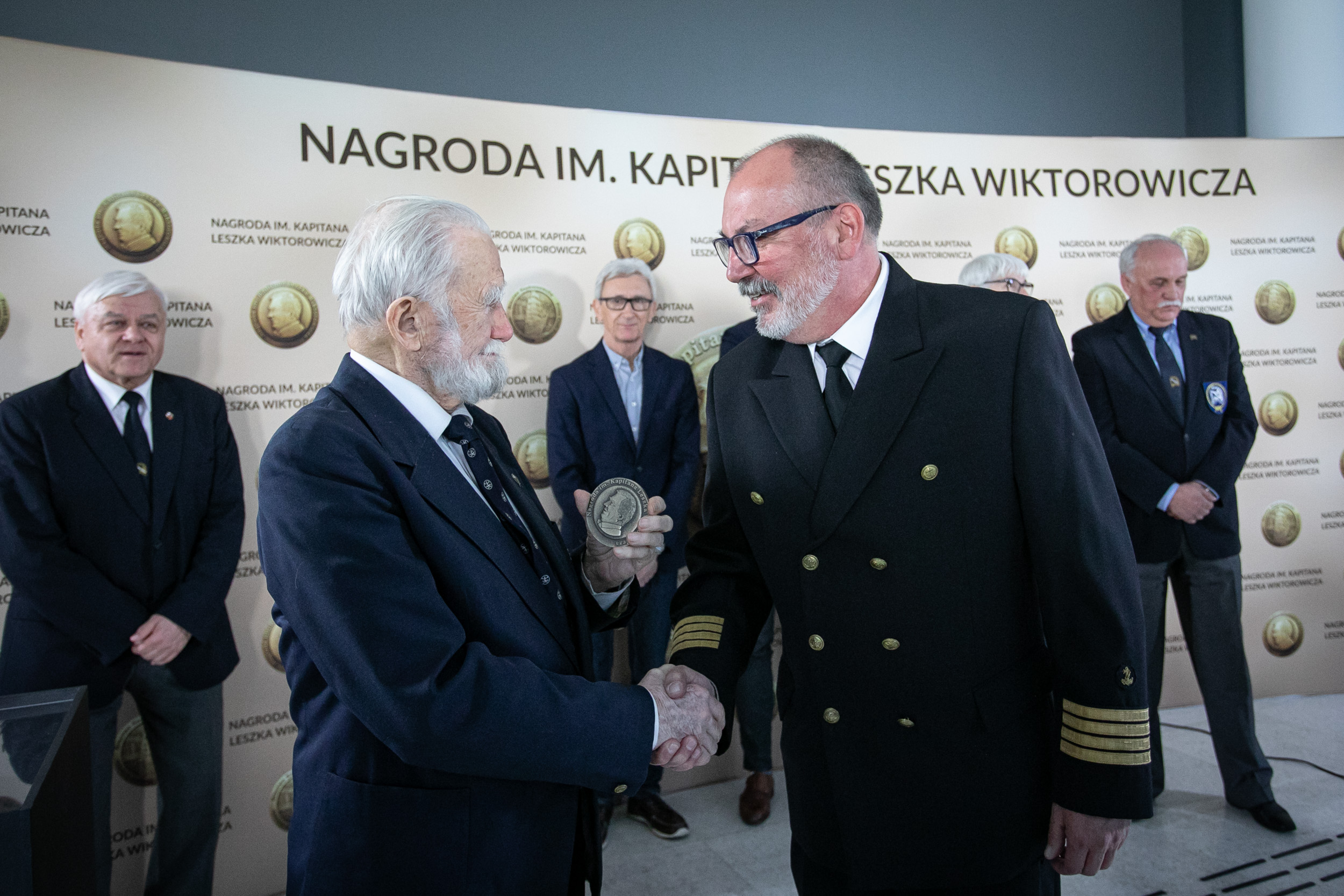 Mariusz Wiktorowicz - syn kpt. Leszka Wiktorowicza wręcza nagrodę kpt. Ziemowitowi Barańskiemu // fot. materiały prasowe Press Clubu Polska