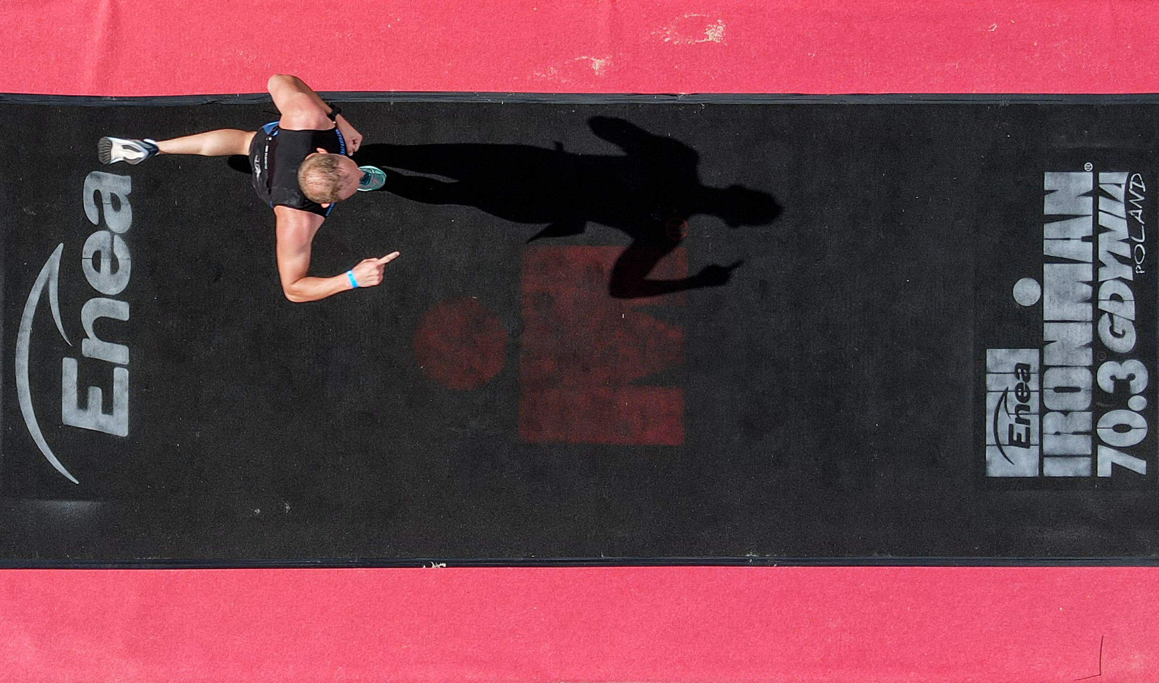 zawodnik&oacute;w na trasie - zdjęcie z lotu ptaka