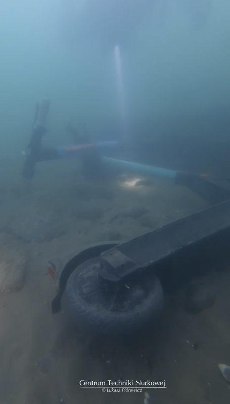 Zatopione hulajnogi. Zdjęcia: Łukasz Pi&oacute;rewicz/Centrum Techniki Nurkowej Gdynia 
