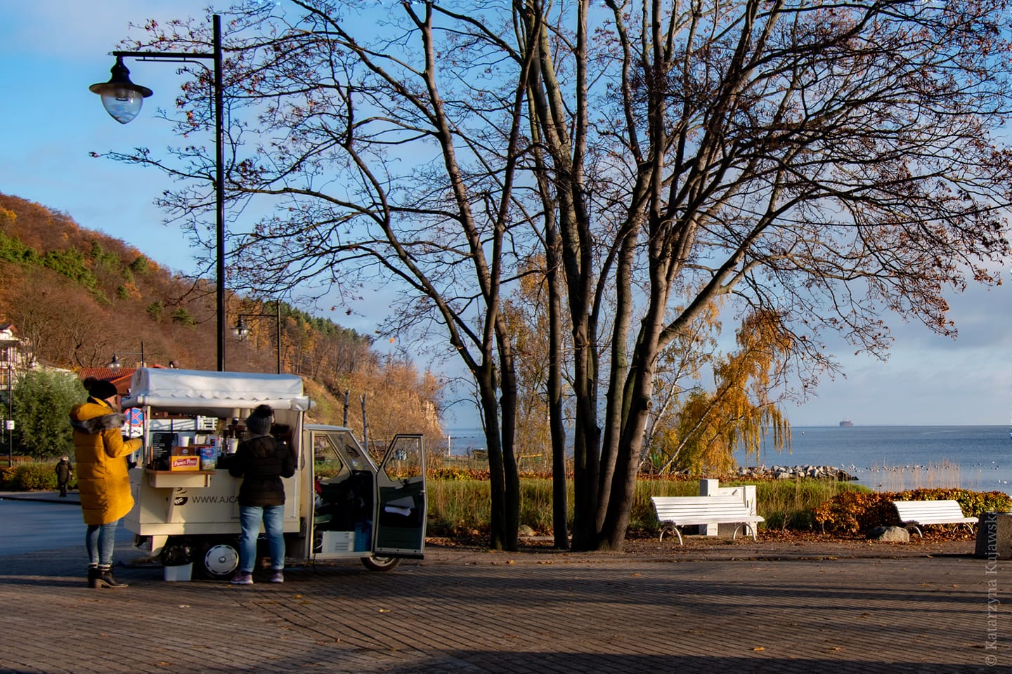 Mobilne usługi gastronomiczne już niemal na stałe zagościły w pobliżu orłowskiego molo i plaży, fot. Katarzyna Kujawska / z facebookowej grupy Gdynia w obiektywie