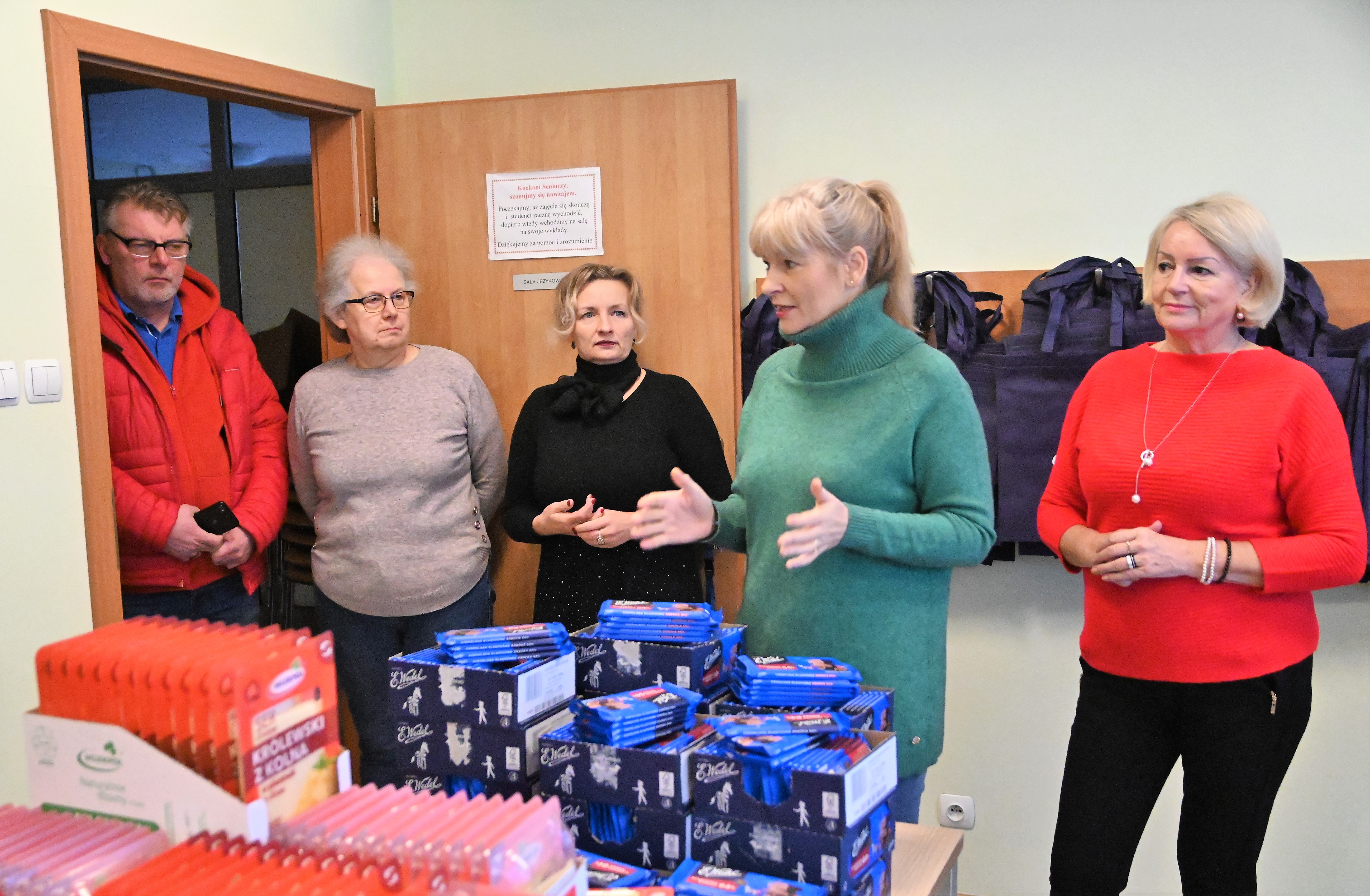 Wolontariusze przygotowują paczki./ Fot. Zygmunt Gołab 