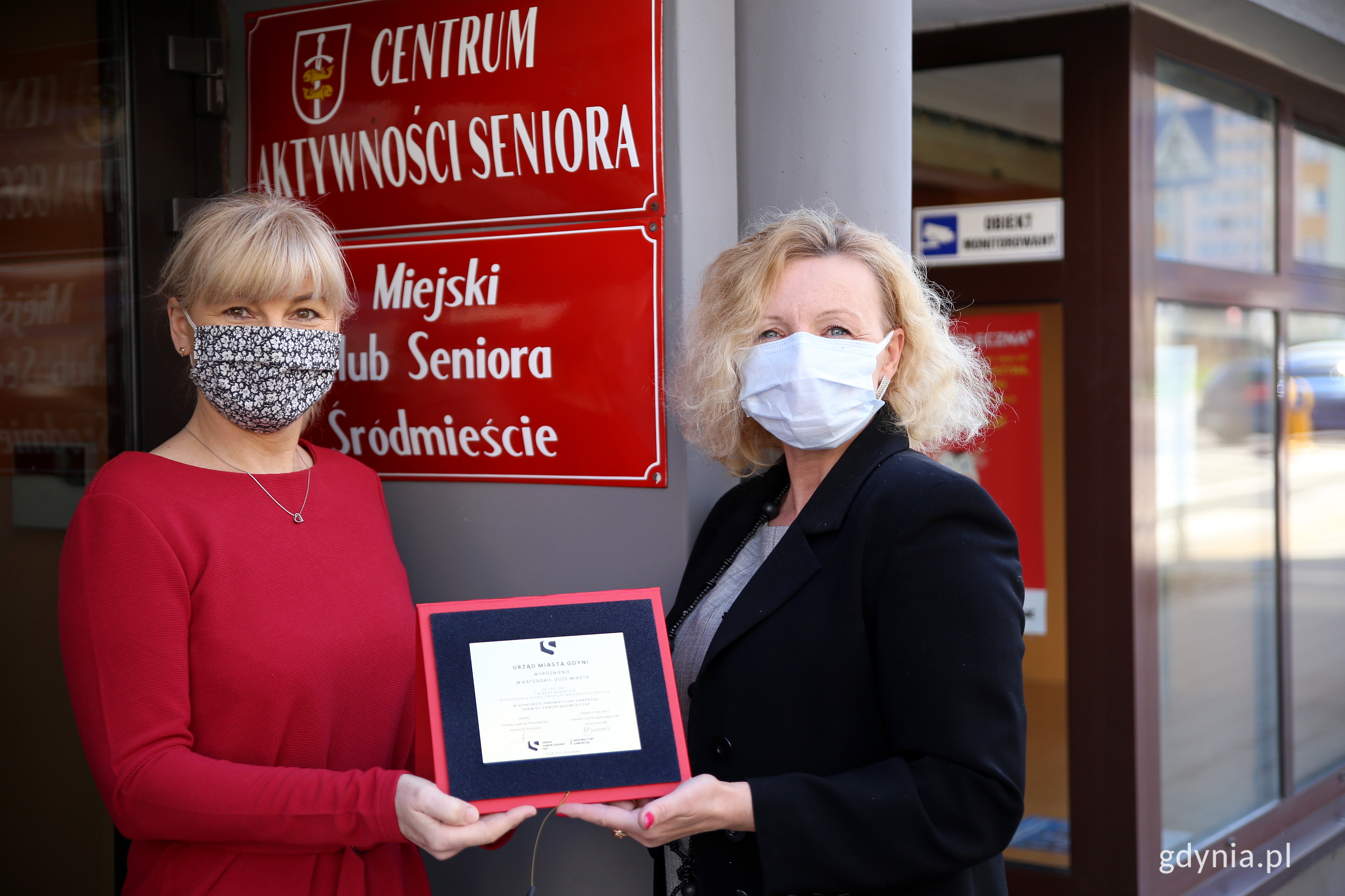 Bożena Zglińska i Barbara Kwiatkowska z Centrum Aktywności Seniora z wyr&oacute;żnieniem "Innowacyjny Samorząd" // fot. Przemysław Kozłowski