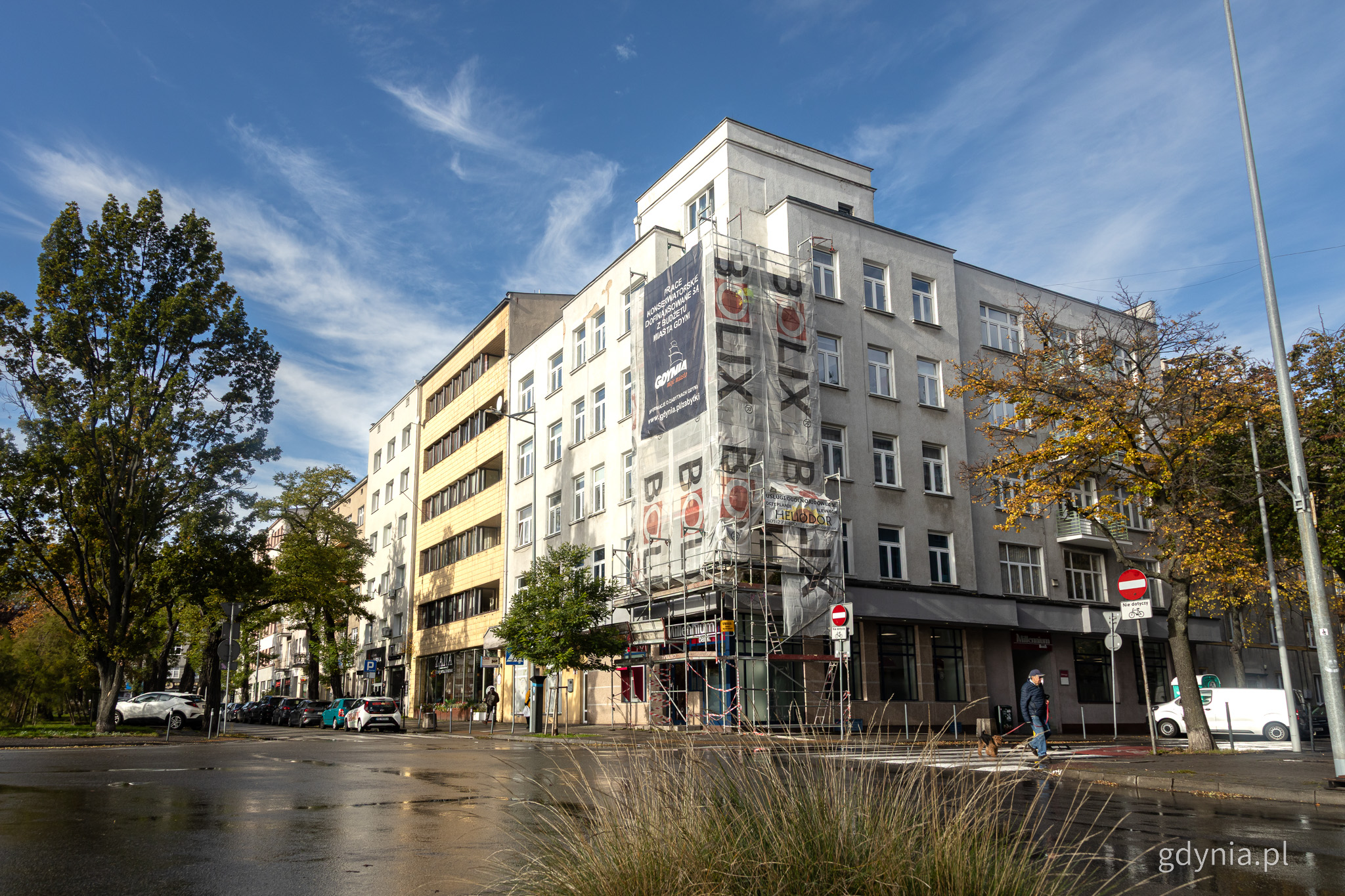 Skwer Kościuszki, ulica, skrzyżowanie z ul. Żeromskiego, budynki, rusztowania przy narożnej kamienicy, drzewa i samochody