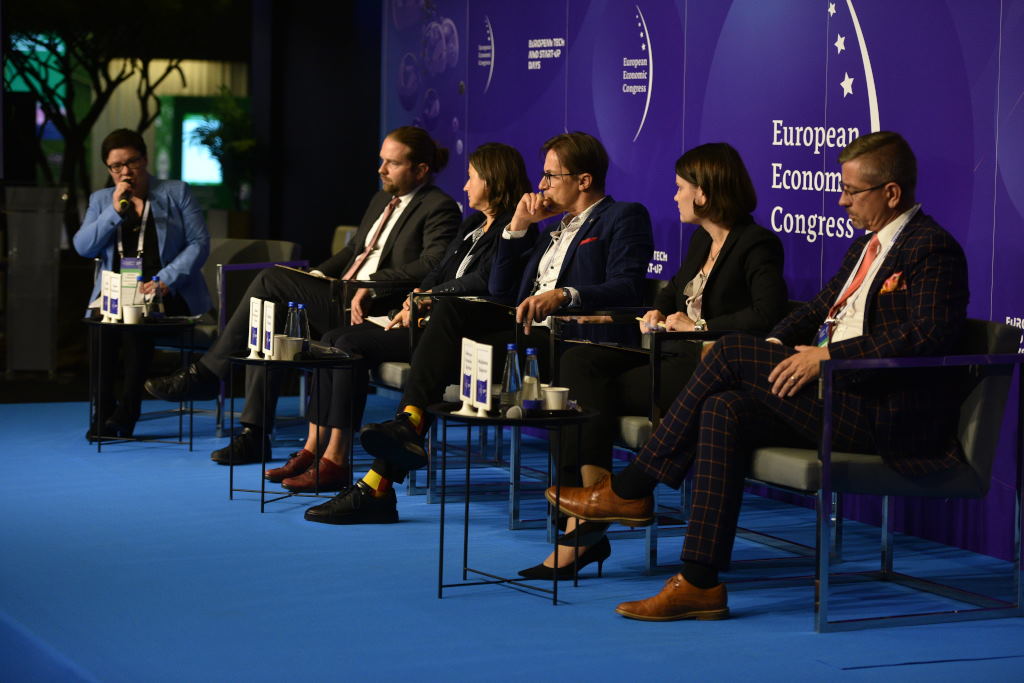 W panelu &bdquo;Nowy Europejski Bauhaus&rdquo; na Europejskim Kongresie Ekonomicznym wzięli udział (od prawej): Waldemar Bojarun &ndash; zastępca prezydenta Katowic, Katarzyna Gruszecka-Spychała &ndash; wiceprezydent Gdyni ds. gospodarki, Tomasz Konior &ndash; architekt, założyciel Konior Studio, Izabela Malachowska-Coqui &ndash; architektka krajobrazu, partnerka w biurze projektowym Coqui Malachowska Coqui oraz Kacper Nosarzewski &ndash; członek zarządu Polskiego Towarzystwa Studi&oacute;w nad Przyszłością. Dyskusję poprowadziła Justyna Łotowska &ndash; dziennikarka PropertyNews.pl // fot. PTWP