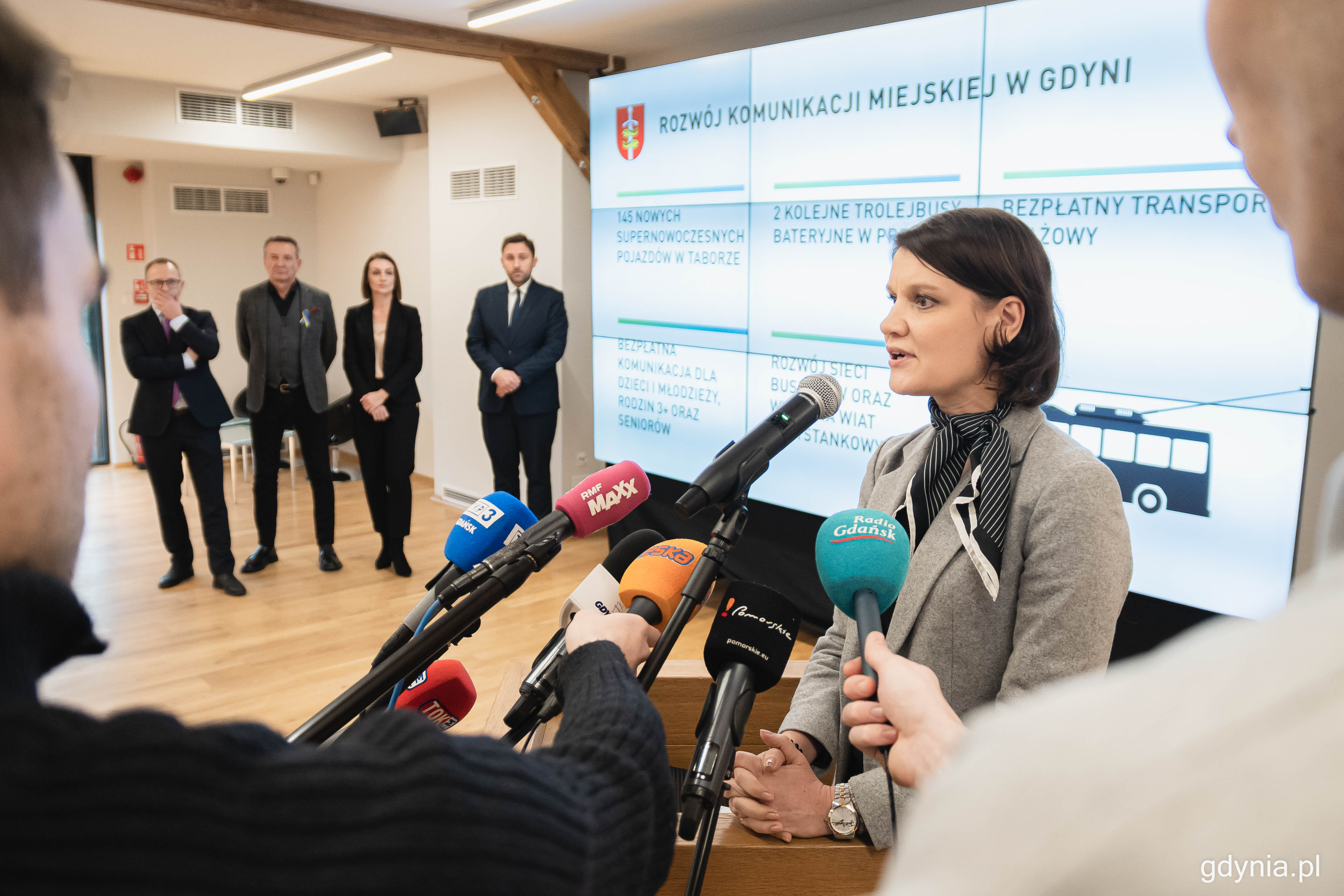 Wiceprezydent Gdyni ds. gospodarki, Katarzyna Gruszecka-Spychała przedstawia rozw&oacute;j gdyńskiej komunikacji miejskiej w ostatnich latach, fot. Kamil Złoch