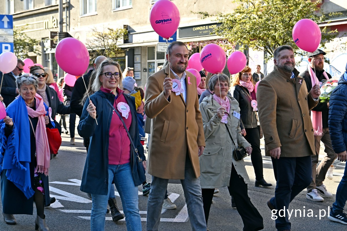 W Marszu R&oacute;żowej Wstążki uczestniczyli m.in. (od lewej): radna Agnieszka Tokarska, wiceprezydent Gdyni Tomasz Augustyniak, Janina Łojba &ndash; prezes Stowarzyszenia Amazonek Gdyńskich, Tadeusz Szemiot &ndash; przewodniczący Rady Miasta Gdyni i radny Łukasz Strzałkowski (fot. Magdalena Czernek)
