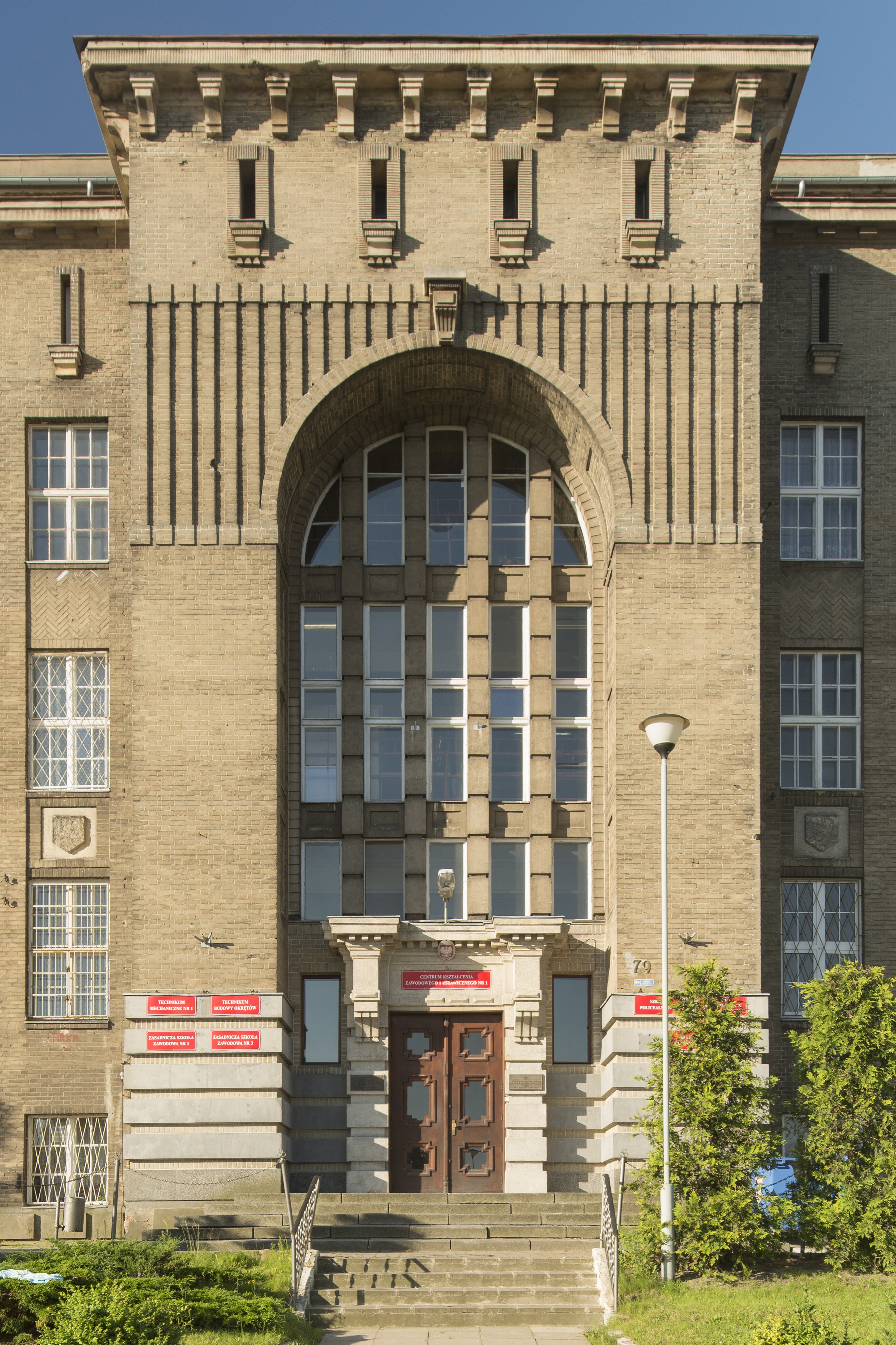 Część wejściowa do gł&oacute;wnego budynku przedwojennego Zespołu Szk&oacute;ł Zawodowych przy ul. Morskiej 79 - unikatowy w skali kraju przykład dekoracji elewacji z szarych cegieł cementowych