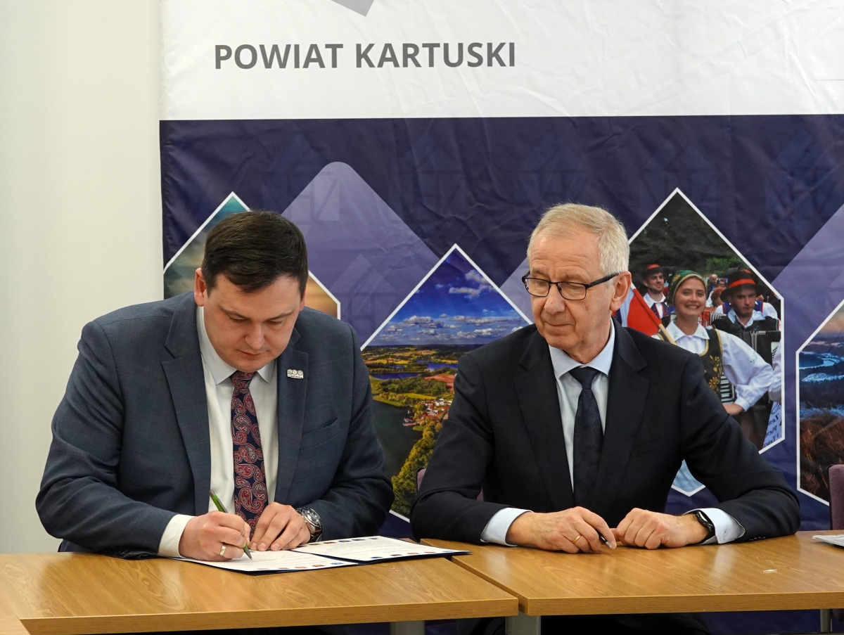 sekretarz miasta Gdyni i dyrektor generalny Urzędu Miasta Gdyni&nbsp;Łukasz Kobus oraz Starostu Powiatu Kartuskiego, Bogdan Łapa