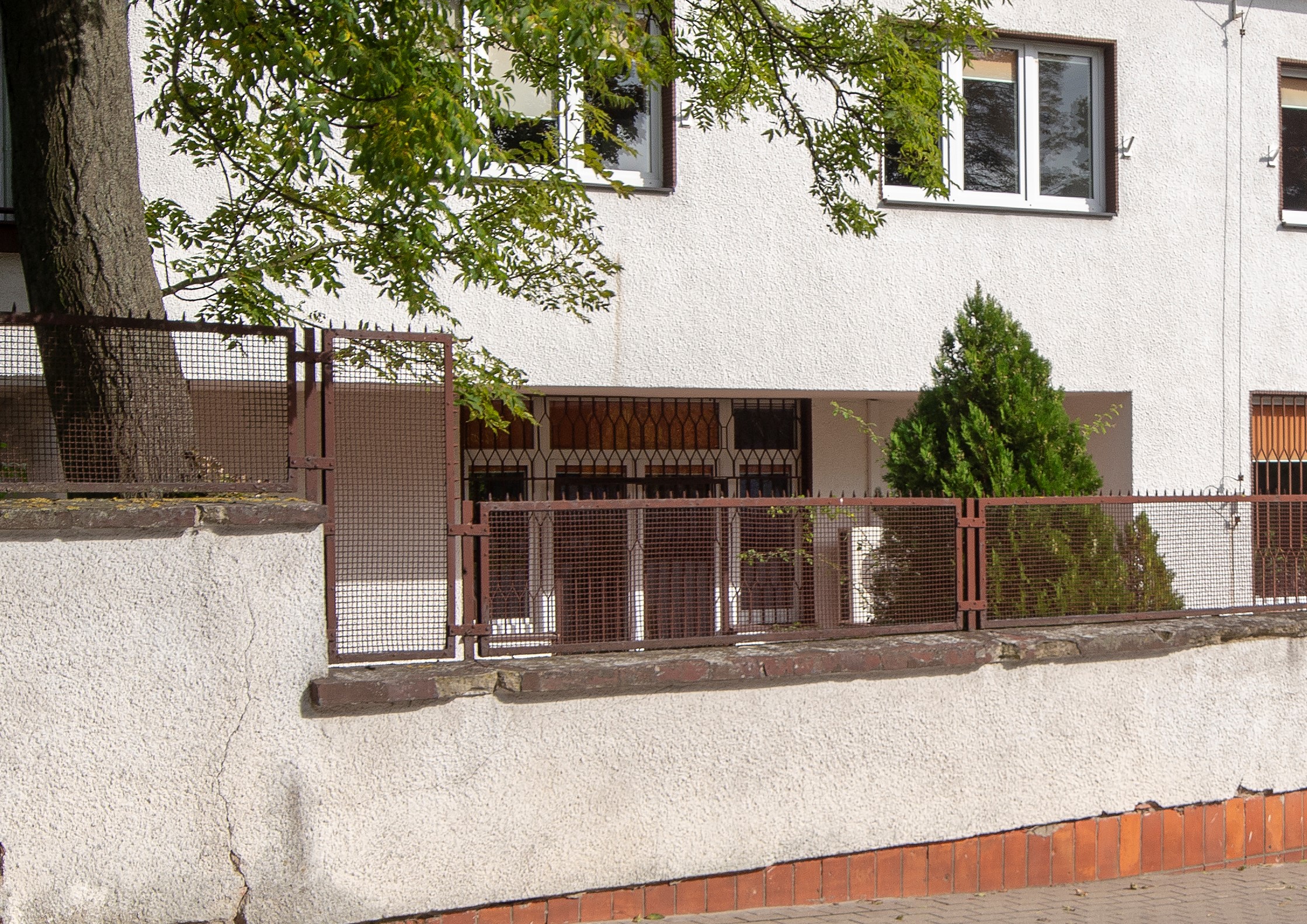 Ogrodzenie z uskokami willi hr. Łosiowej na Kamiennej G&oacute;rze z lat 30. XX w., murowane i otynkowane oraz uzupełnione przęsłami z metalowej siatki w ramach, tworzące pasmo podkreślające architekturę budynku. 