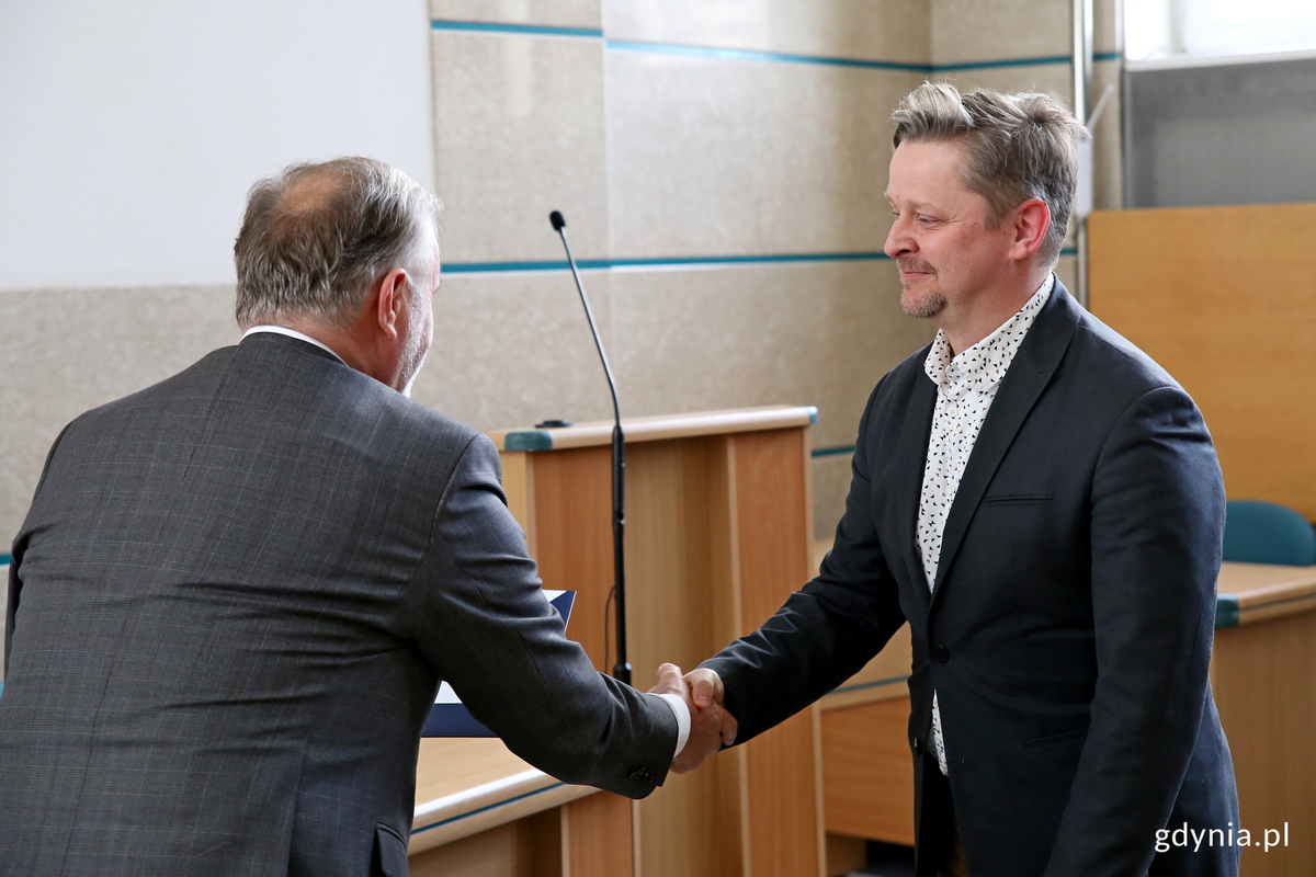 Karol Hilla z Pomorskiego Stowarzyszenia &bdquo;Musica Sacra&rdquo; odbiera grant z rąk prezydenta Gdyni Wojciecha Szczurka // fot. Przemysław Kozłowski