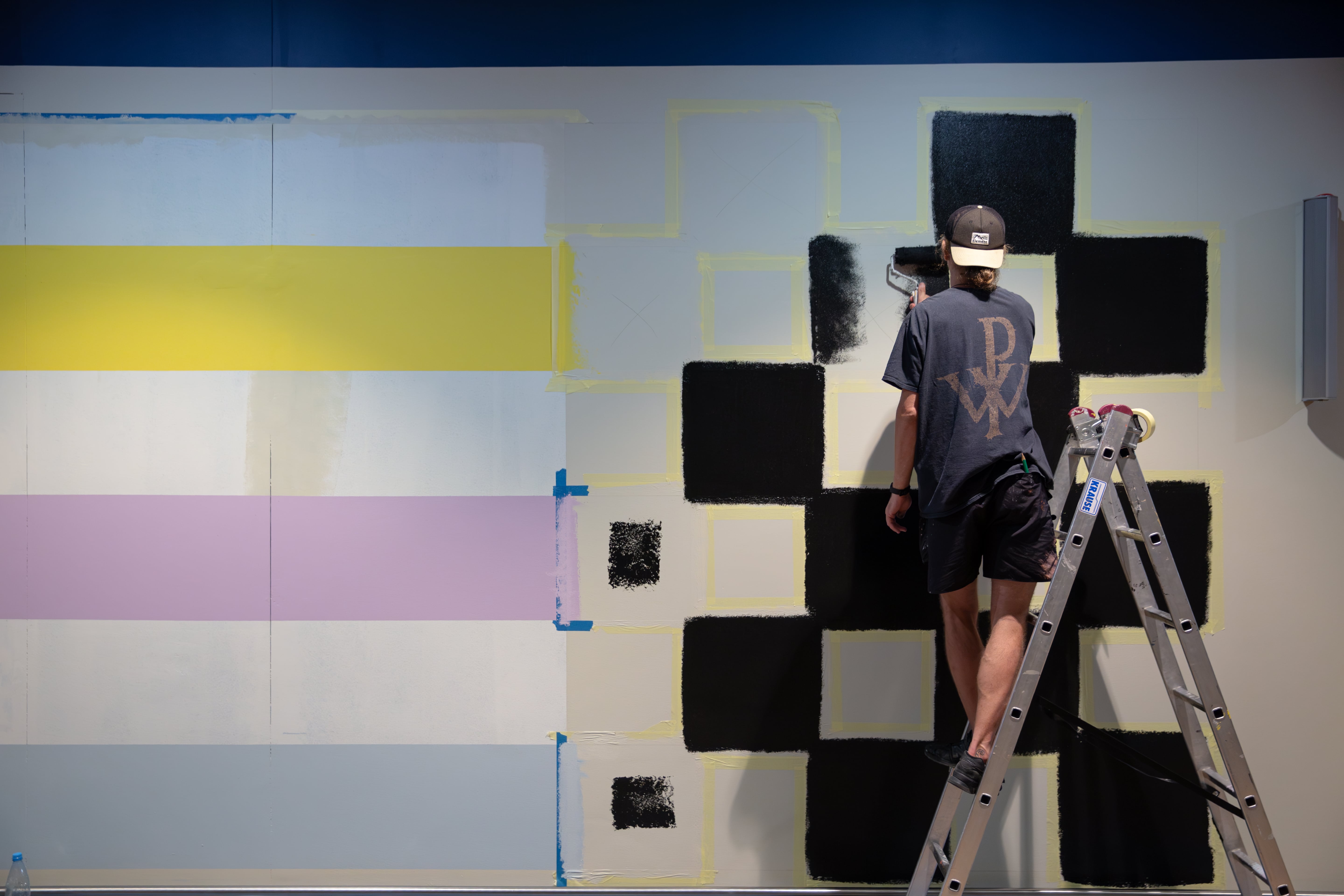 Artysta podczas tworzenia instalacji w Centrum Handlowym Riviera (fot. mat. prasowe Riviera)