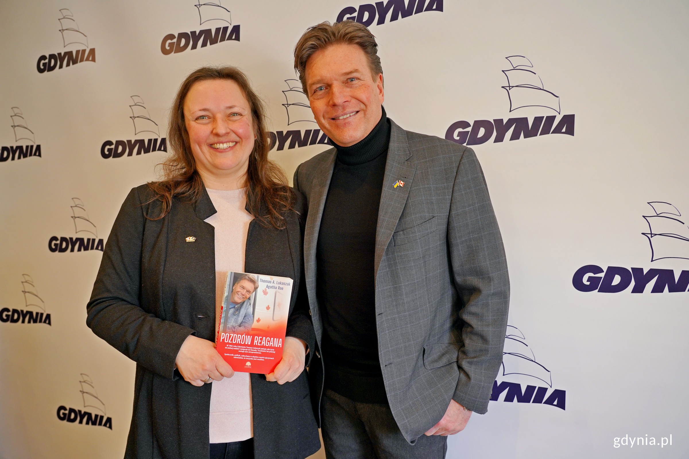 Joanna Bogusławska (ps. Agatha Rae) i Thomas A. Lukaszuk ze swoją książką (fot. Magdalena Czernek)