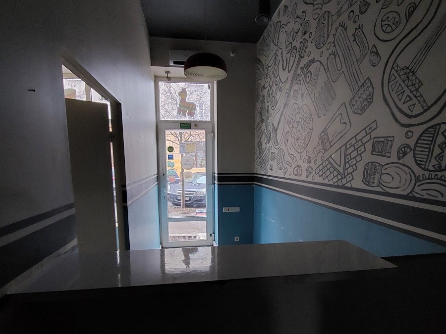 Wnętrze lokalu usługowego, widoczne ściany, witryna, lada