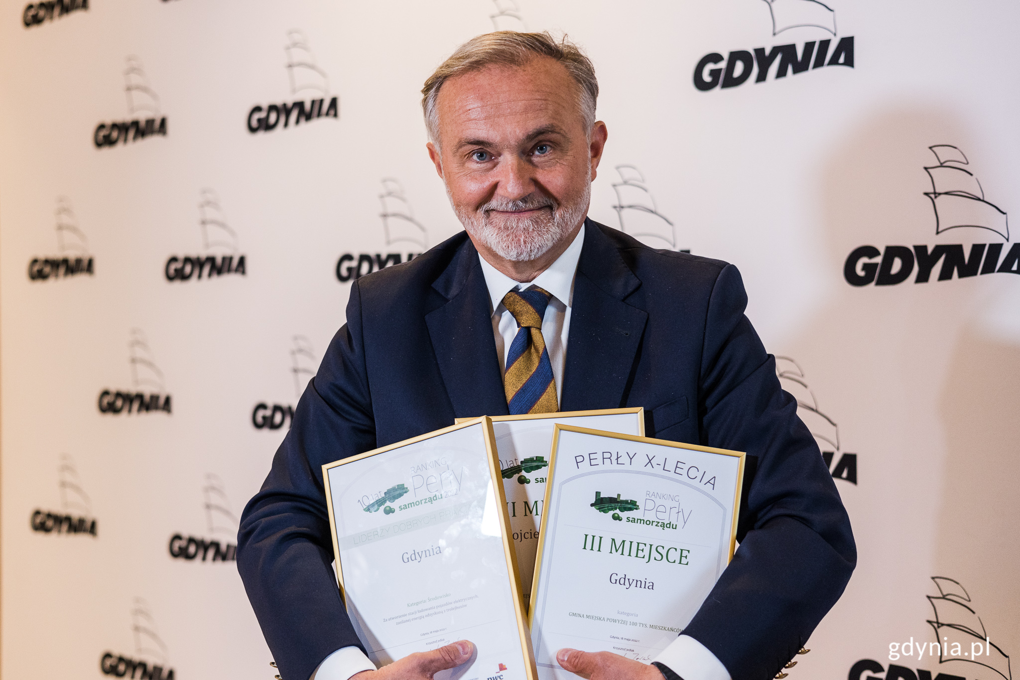 Prezydent Gdyni Wojciech Szczurek z nagrodami, kt&oacute;re miasto otrzymało w 10. edycji rankingu "Perły samorządu" // fot. Karol Stańczak