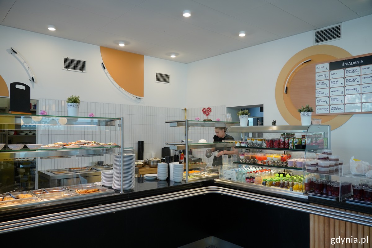 Lady z jedzeniem w barze mlecznym Słoneczny w Gdyni