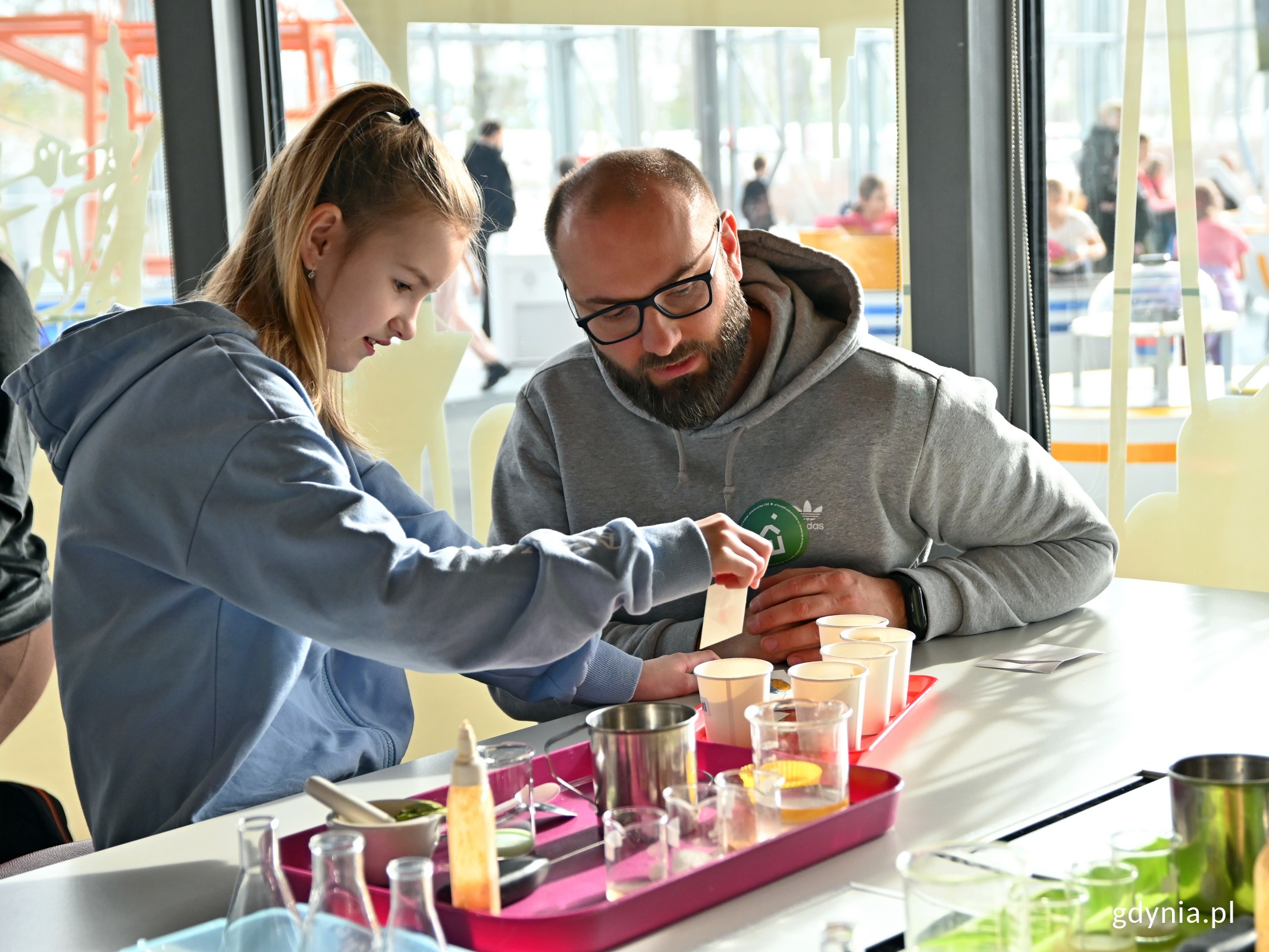 Uczestnicy warsztat&oacute;w w Centrum Nauki Experyment podczas wykonywania jednego z zadań (fot. Magdalena Czernek)