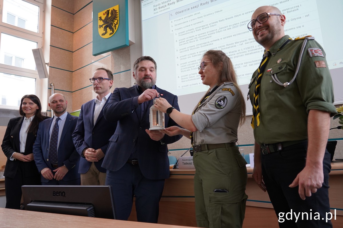 Harcerzy z gdyńskiego Hufca ZHP przekazali radnym&nbsp;Betlejemskie Światło Pokoju