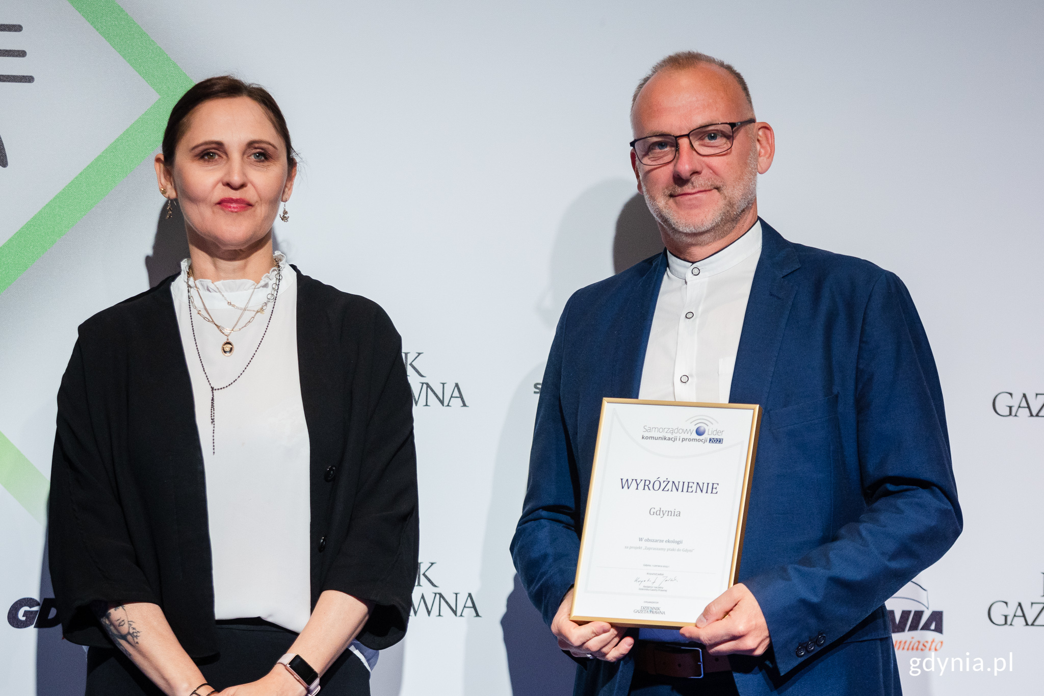 Michał Guć, wiceprezydent Gdyni ds. innowacji odbiera wyr&oacute;żnienie w konkursie &bdquo;Samorządowy Lider Komunikacji i Promocji 2023&rdquo;, fot. Karol Stańczak