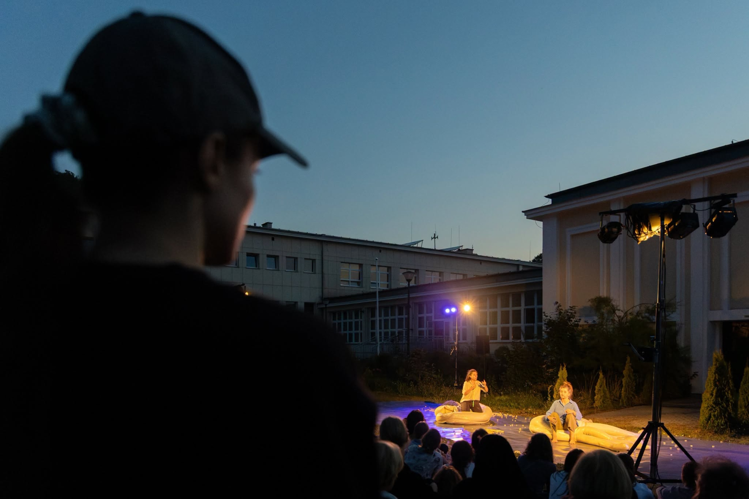 Zdjęcie z pokazu spektaklu &bdquo;Meltdown&rdquo; na placu przy Zespole Szk&oacute;ł Chłodniczych i Elektronicznych  w ramach festiwalu &bdquo;Pociąg do Miasta&rdquo; (fot. Anna Rezulak)