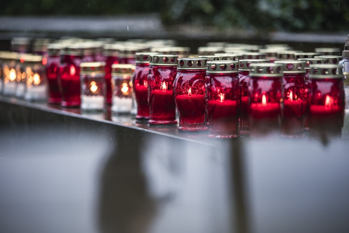 Znicze pamięci ustawione na placu im. prof. Andrzeja Ceynowy na kampusie Uniwersytetu Gdańskiego 