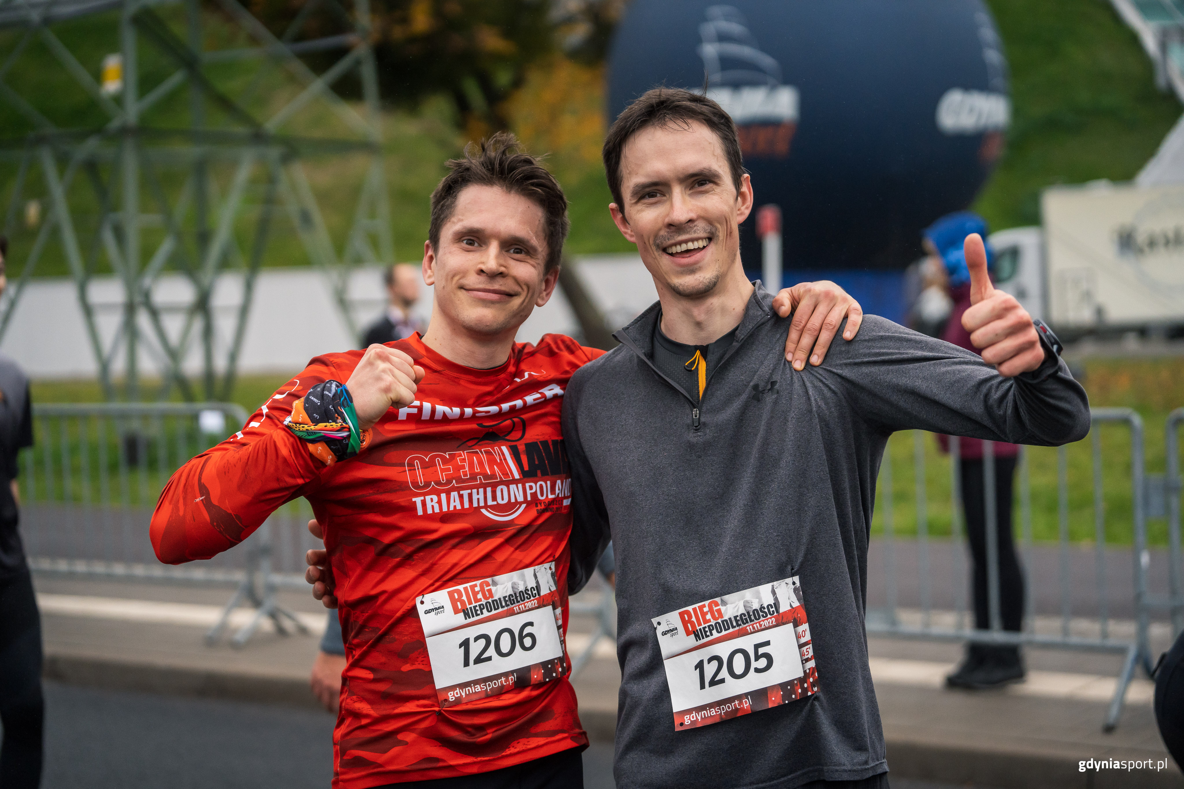 dw&oacute;ch zawodnik&oacute;w podnoszących kciuka w g&oacute;rę