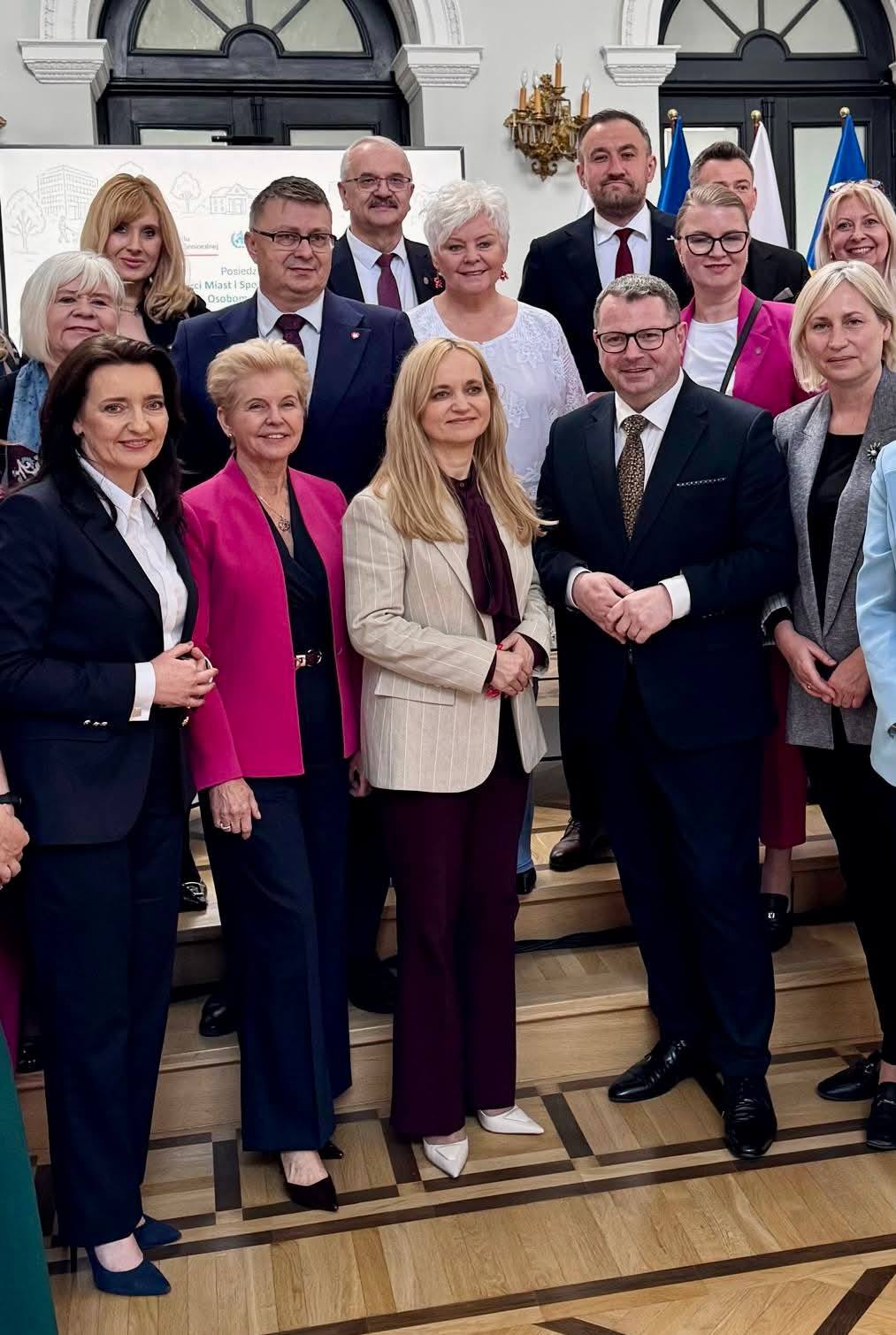 W Ministerstwie Zdrowia stoją m.in. minister zdrowia Jolanta Sobierańska-Grenda, pełnomocnik rządu ds. polityki senioralnej Marzena Okła-Drewnowicz, senator Beata Małecka-Libera oraz wiceprezydent Gdyni Tomasz Augustyniak 