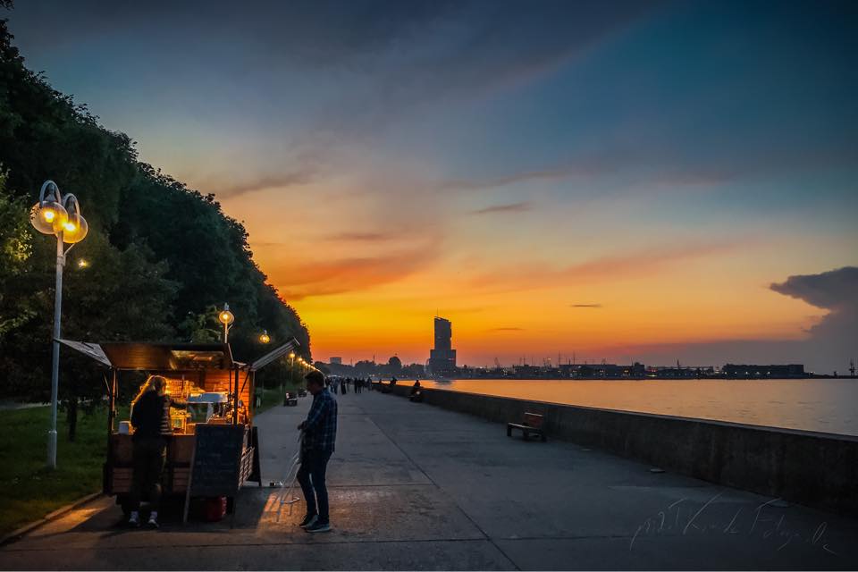 Kawa z widokiem na bulwar, czyli jedno z dobrych miejsc na tego typu działalność w Gdyni, fot. Michał Komuda Fotografia / z facebookowej grupy Gdynia w obiektywie