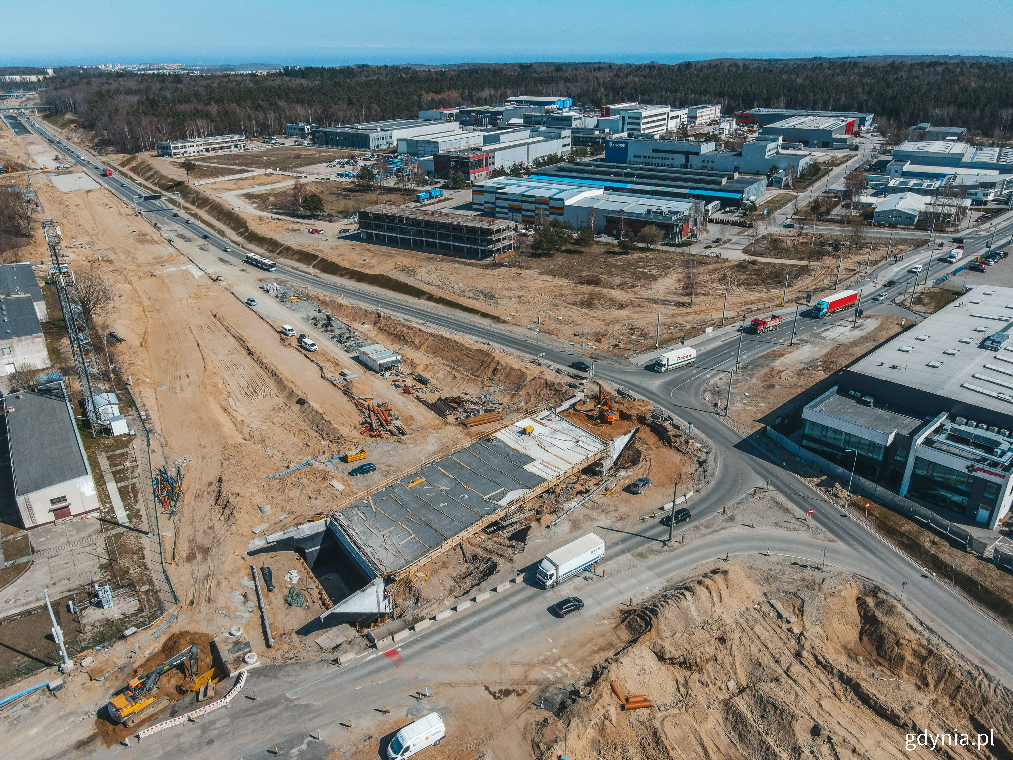 Na zdjęciu widzimy skrzyżowanie ulic Chwaszczyńskiej, Rdestowej i Krzemowej. Powstaje wiadukt nad ul. Chwaszczyńską, kt&oacute;rej przebieg w tym miejscu będzie nieco obniżony // fot. Marcin Mielewski
