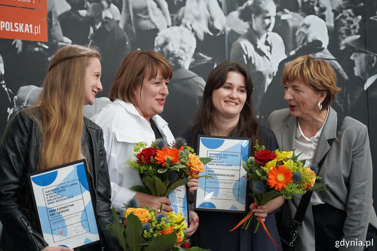 Laureatki z Muzeum Miasta Gdyni (od lewej): Katarzyna Gec-Leśniak, Małgorzata Barszcz i Małgorzata Bujak w towarzystwie dyrektor Karin Moder
