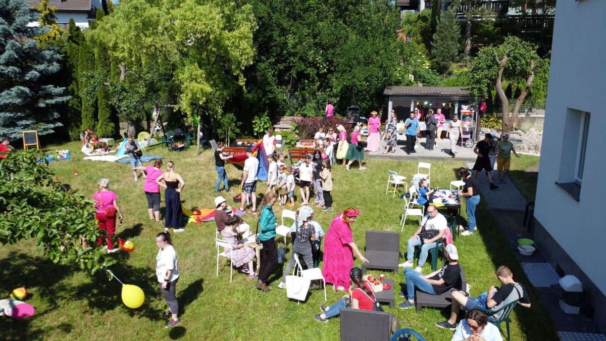 Zdjęcie przedstawia zorganizowany w ramach Gdyńskiego Klubu Mentoringu piknik dla usamodzielnionych wychowank&oacute;w. Prezentuje grupe ok 40 os&oacute;b wśr&oacute;d kt&oacute;rych są wychowankowie, ich dzieci oraz pracownicy MOPS. 