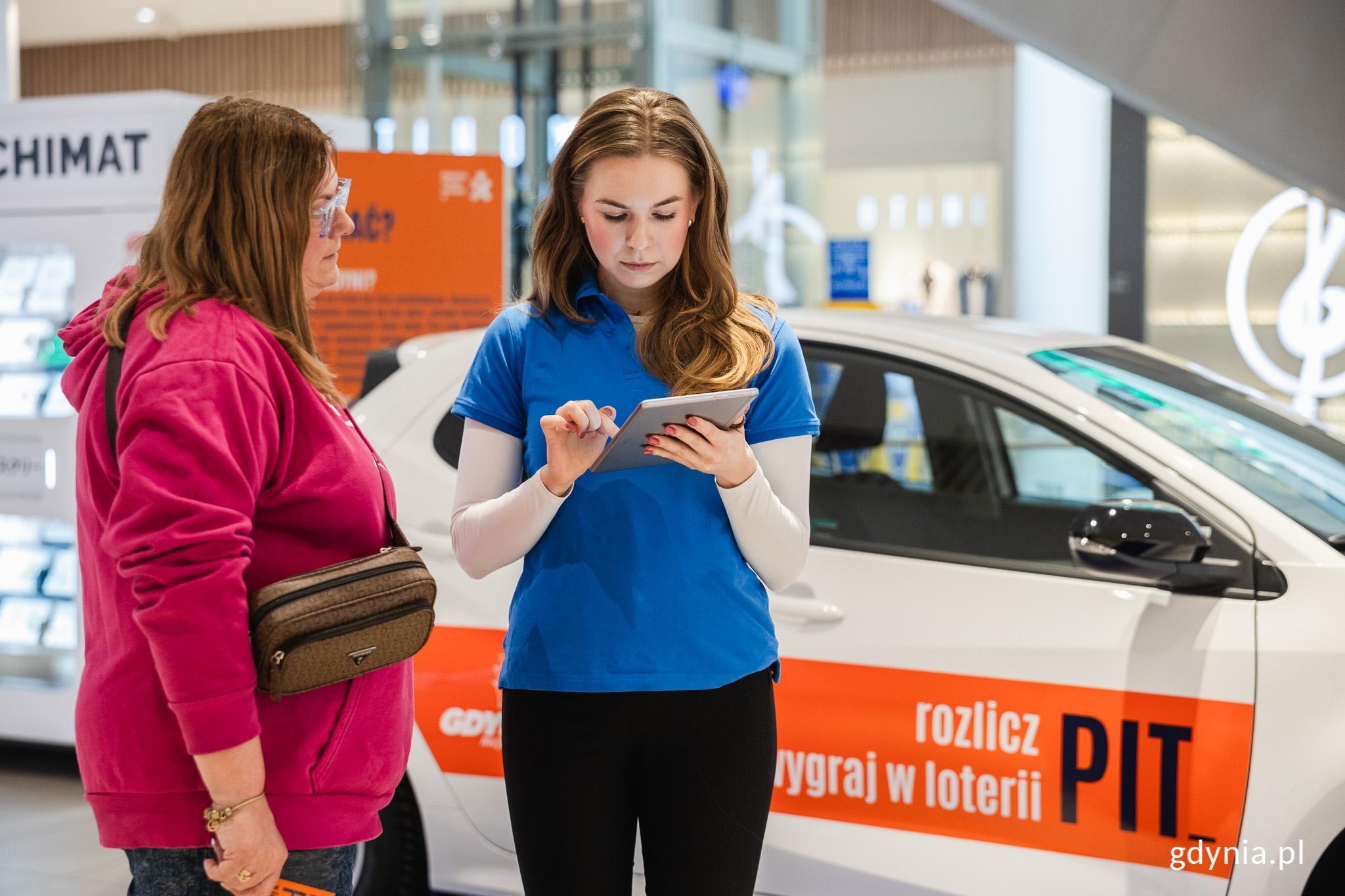 Stoiska informacyjne &bdquo;Rozlicz PIT w Gdyni&rdquo; w Centrum Riviera z konsultantkami