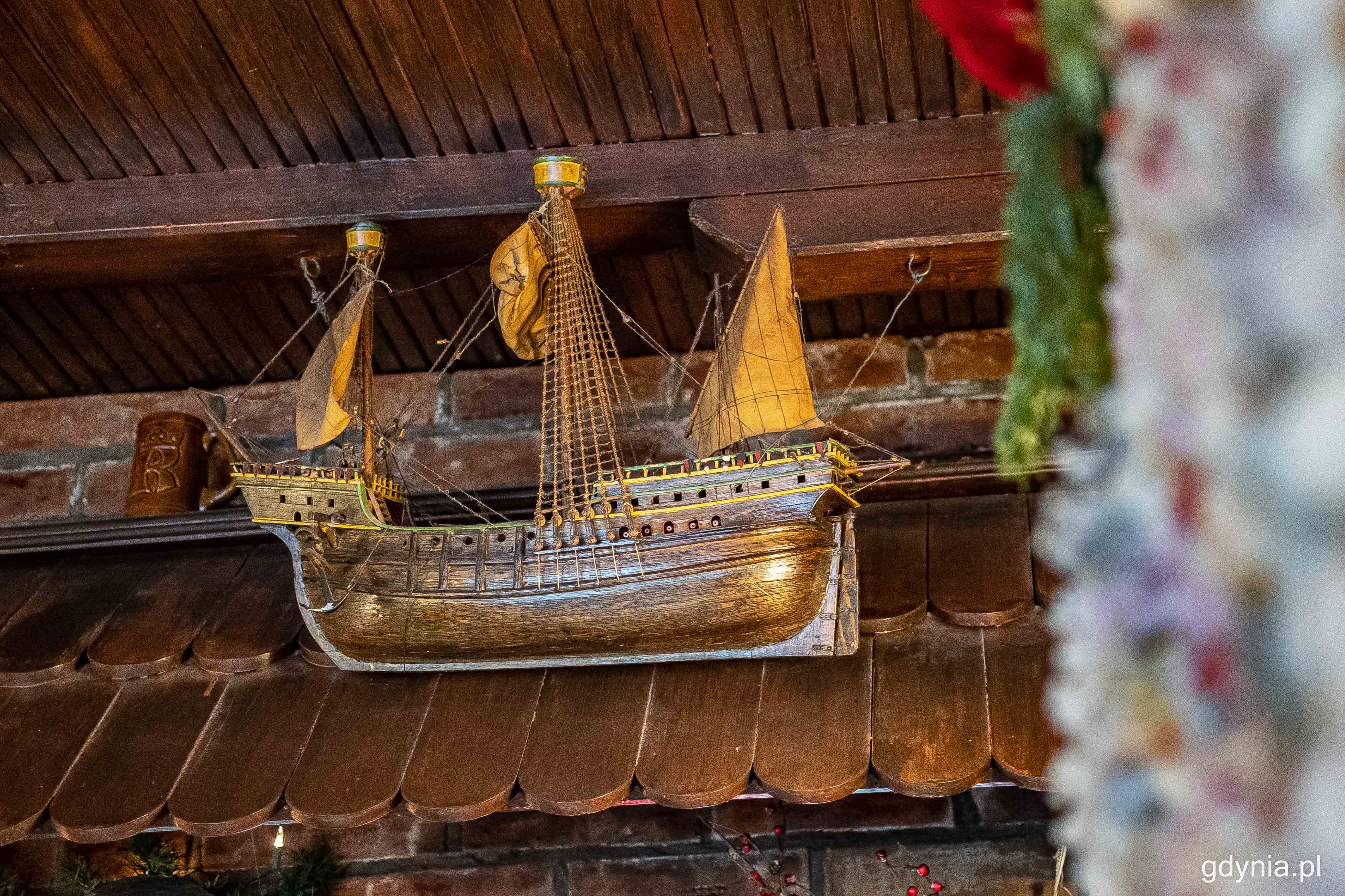 Wystr&oacute;j &bdquo;Gdynianki" nie zmienia się od lat, przez co klienci czują się tak, jakby cofnęli się w czasie do swojej młodości, fot. Kamil Złoch