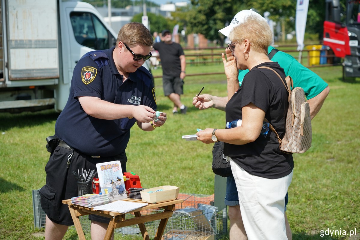 Kamil z&nbsp;EkoPatrolu&nbsp;Straży Miejskiej z uczestnikami pikniku