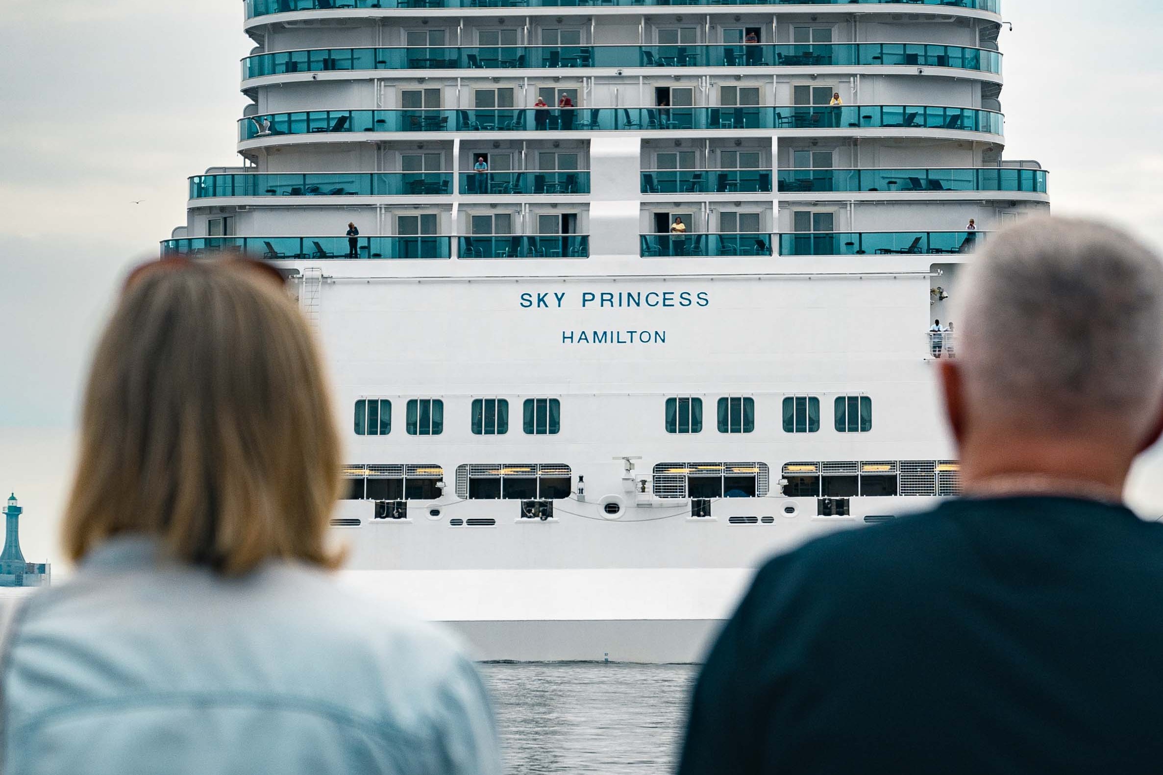 Dwie osoby oglądające statek wycieczkowy