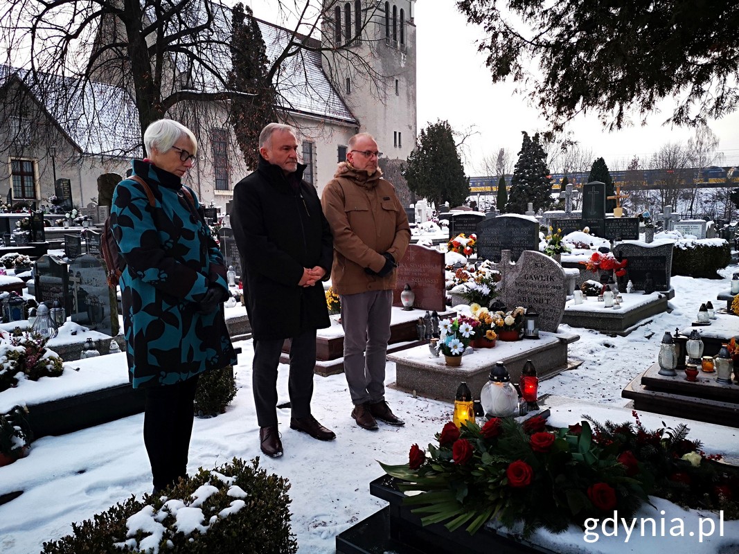 Kwiaty na grobie Macieja Brzeskiego składają: prezydent Wojciech Szczurek, wiceprezydent Michał Guć i&nbsp;przewodnicząca Rady Miasta Gdyni Joanna Zielińska.