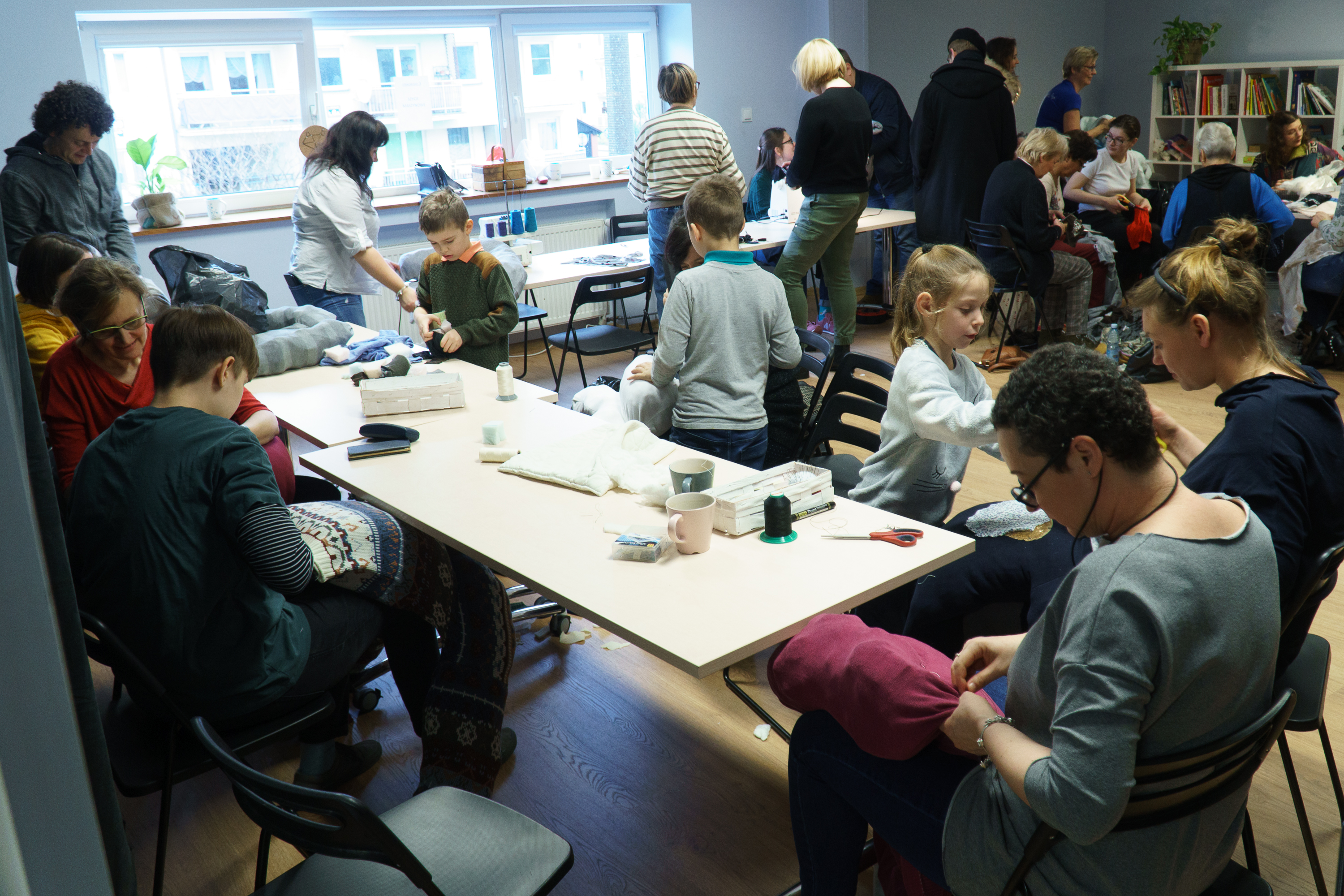 Luty 2020: pierwsze sąsiedzkie szycie legowisk dla ps&oacute;w z Ciapkowa // arch. Laboratorium Innowacji Społecznych