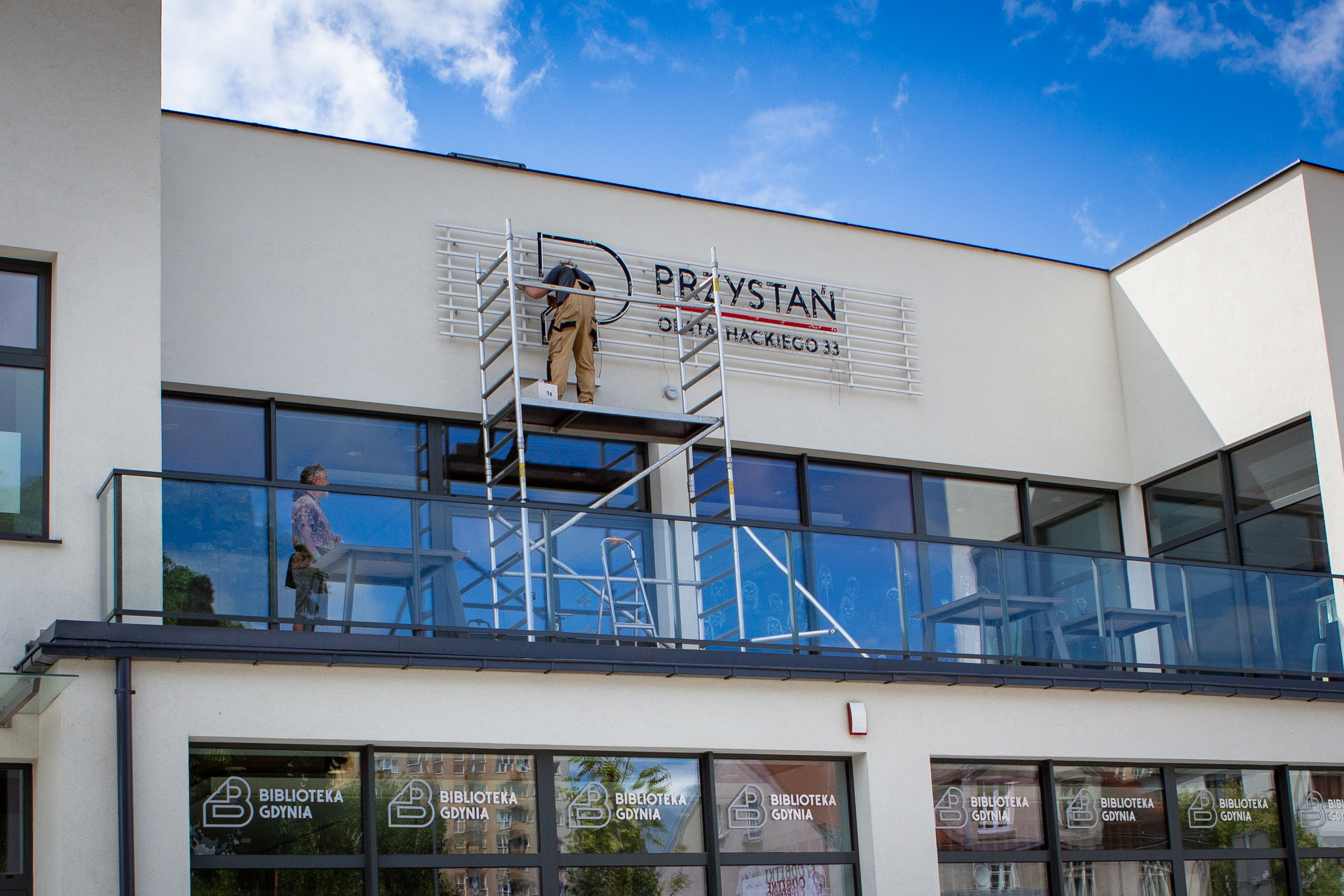 Przystań Opata Hackiego 33 po przeprowadzonej rewitalizacji &ndash; montowanie neonu, fot. materiały prasowe