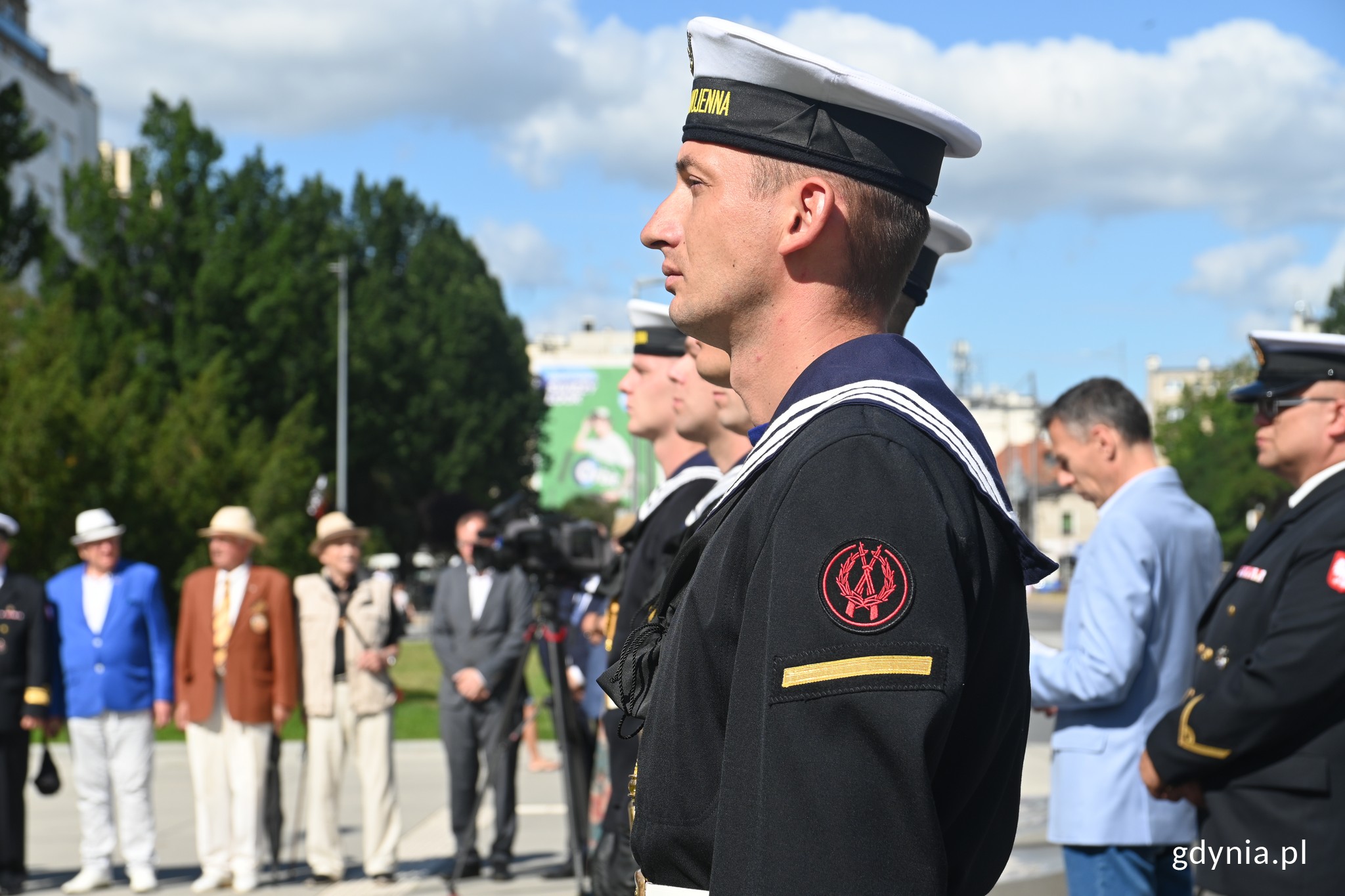 Uroczystości uświetniła wojskowa asysta honorowa. Na zdjęciu marynarze stojący w rzędzie podczas gdyńskich obchod&oacute;w 78. rocznicy wybuchu powstania warszawskiego // fot. Magdalena Czernek