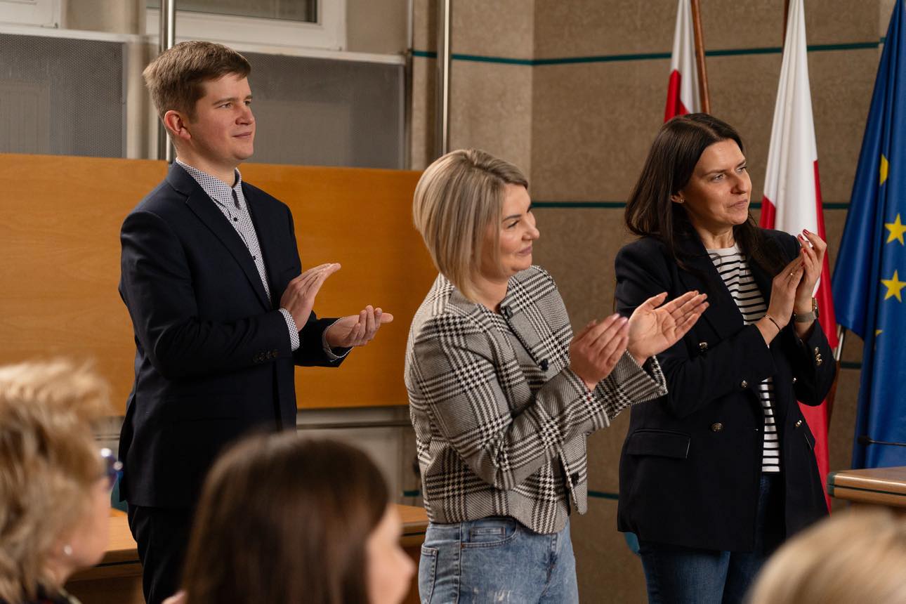 Sala obrad Rady Miasta Gdyni, od lewej stoją i biją brawo: Piotr Węgorek, Monika Strzałkowska, Mariola Śrubarczyk-Cichowska