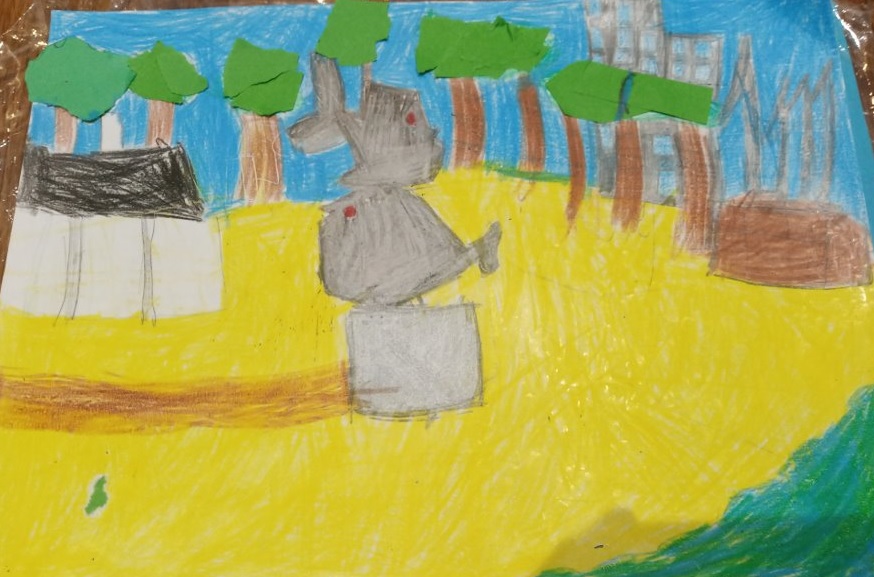 Zwycięska praca Kingi Andrzejewskiej. Pomnik gdyńskich rybek i plaża. W tle rząd drzew i szary budynek. Po prawej - fragment morza