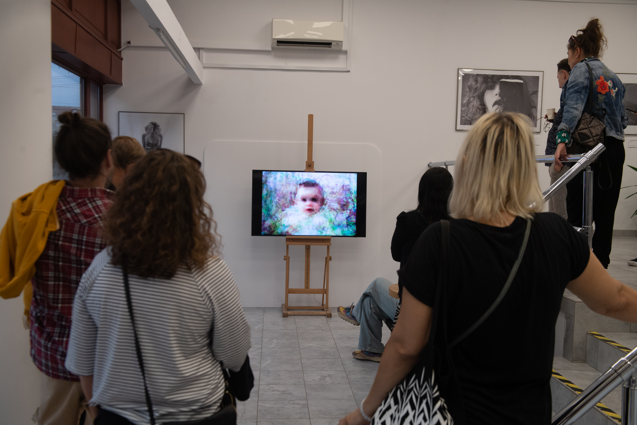 Uczestnicy wernisażu wystawy &bdquo;Dop Shoots&rdquo; podziwiający jedną z prac (fot. KFP)