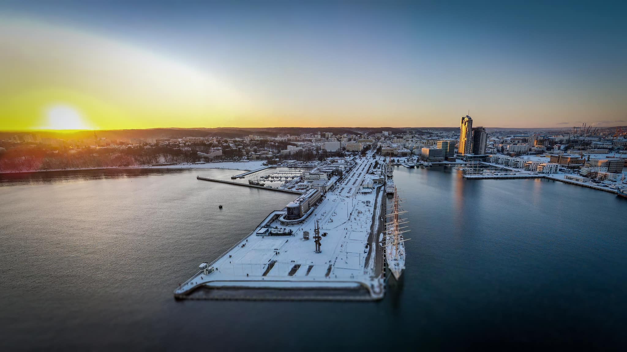 Zdjęcie z drona, Molo Południowe, zima, widoczne zabudowania i morze