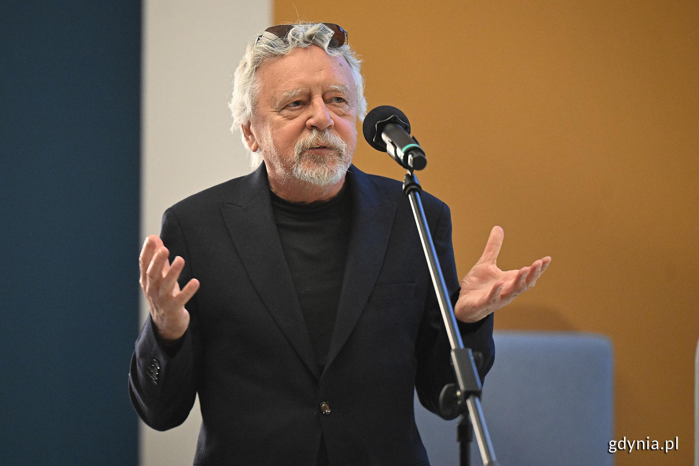 Profesor Janusz Osicki na wernisażu swojej wystawy&nbsp;&bdquo;Ciągłość w procesie&rdquo;&nbsp;