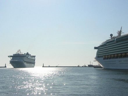 Star Princess wpływa obok Navigator of the seas 1