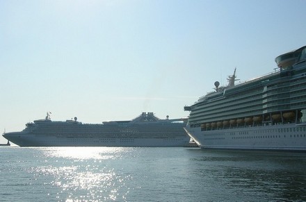 Star Princess wpływa obok Navigator of the seas 2