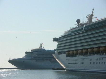 Star Princess wpływa obok Navigator of the seas 3