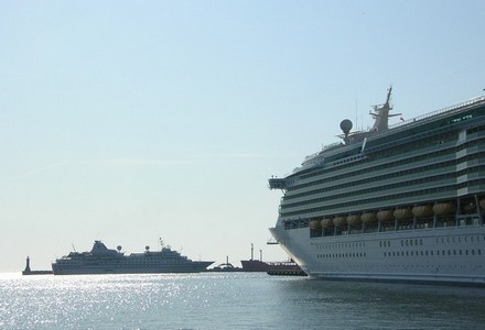 Hanseatic wpływa obok Navigator of the seas
