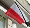 Żałoba - miniaturka - biało-czerwona flaga z kirem
