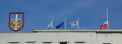 Opuszczone flagi na Urzędzie Miejskim